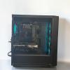 Config du Mois d’octobre 2026 HardwareModding — PC gamer Ryzen 7 7800X3D et MSI GeForce RTX 5070, boîtier DeepCool CC560 V2 (vue de côté, panneau vitré)