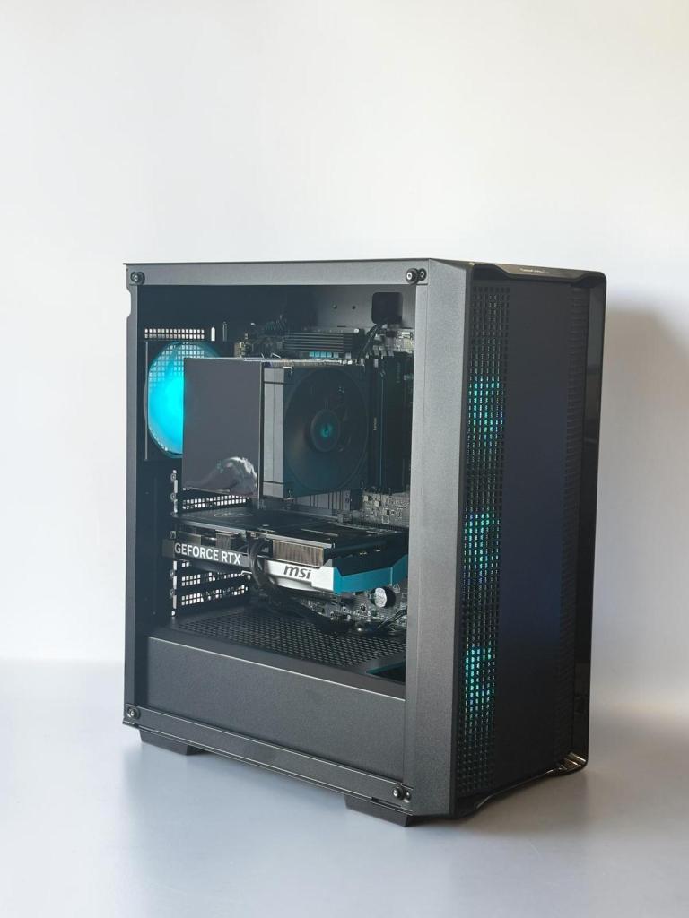 Config du Mois d’octobre 2026 HardwareModding — PC gamer Ryzen 7 7800X3D et MSI GeForce RTX 5070, boîtier DeepCool CC560 V2 (vue de trois-quarts)
